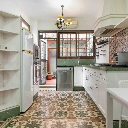 Charming With Private Patio By Rems Malaga