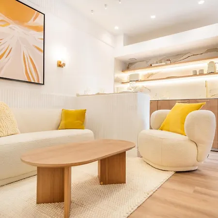 Charming With Private Patio By Rems Malaga