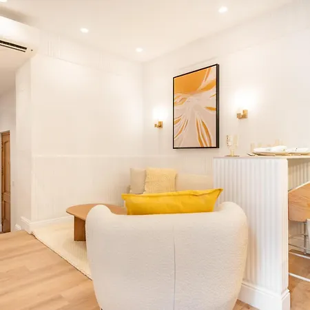 Apartment Charming With Private Patio By Rems Malaga