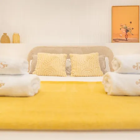 Charming With Private Patio By Rems Malaga