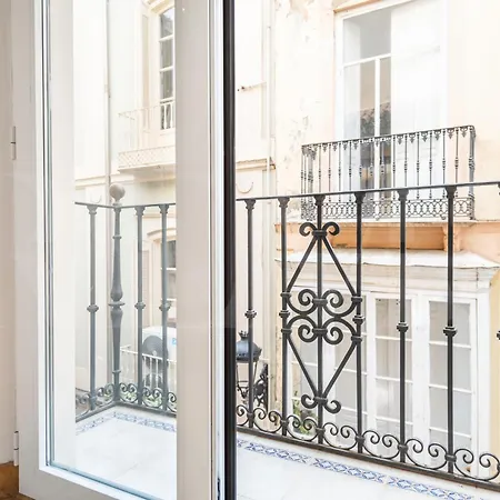 Charming With Private Patio By Rems Apartamento